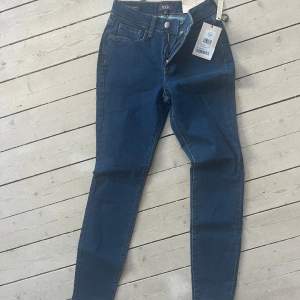 Helt nya jeans med lappen kvar, nypris 1399kr Det står storlek 30 på prislappen men size 0 i byxorna. Dom är små men stretchiga. 