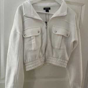 Vit bomberjacka  - Hej! Säljer nu min vita bomberjacka ifrån boohoo. Aldrig använd pga för liten storlek för min del. Prislappen är även kvar. 