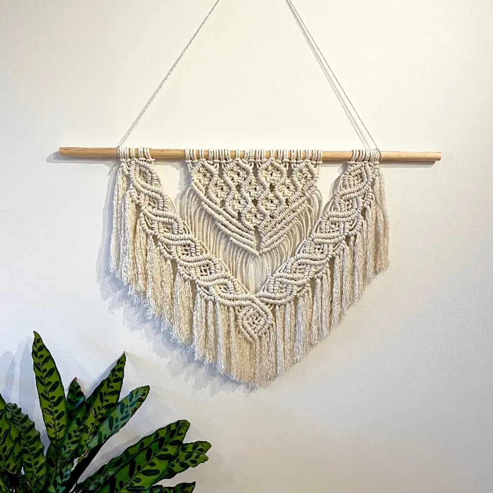 Min handgjorda macrame väggbonad kan få din plats att kännas mysigare eller vara en härlig dekoration för en fest.  Mått - 60cm*64cm Trä - 90cm My hand-made macrame wall hanging can make your place feel cozy and be a perfect present:). Accessoarer.