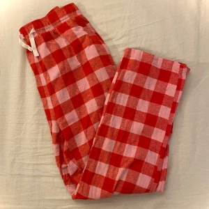 Pyjamasbyxor  - Ett nästan helt par nya pyjamasbyxor från Lindex. Perfekt nu till julen! 100% äkta bomull. 