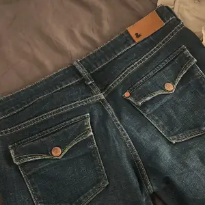 Lågmidjade jeans i storlek 31/32.inga defekter,skriv gärna innan ni trycker ”köp nu”🤗