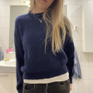 Blå Stickad tröja  - Säljer denna super fina stickade tröjan🫶🏻bra skick !!! Hör av er för fler bilder och använd gärna köp nu