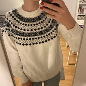 Vintertröja mönstrad vit - Superfin vit vintertröja med mönster. Från märket Sinsay. Storlek S. 