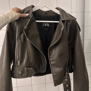Skinnjacka - Säljer denna cropade skinnjacka/bikerjacka från zara köpt i våras💚 Mycket bra skick och snygg oversized look! 
