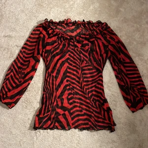 Röd och svart randig blus❤️ - Tunn och i väldigt bra skick. För mer info, kontakta maj💕💕💕