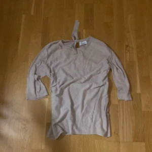Tunn tröja - En fin tunn tröja från märket isay. Storlek s men passar även större. Pris 150kr plus frakt. Kan även mötas upp.