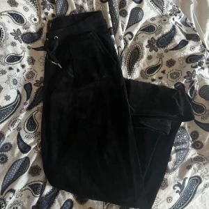 Juicy byxor - Säljer dessa juicy couture byxorna i storlek S, bra skick, 500kr + frakt🫶🏻