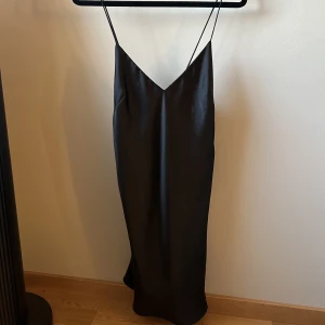 Zara klänning  - Svart Zara klänning från Zara i storlek S. Klänningen är i nyskick❤️