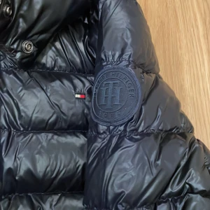 Tommy hilfiger jacka - Säljer denna tommy hilfigerjackan son är i mörkblå❤️skriv får fler vilder eller frågor. Den har inga defekter. Köpte för runt 4000 o säljer för 1800. Vid snabbt köp kan ja tänka mig att sänka priset💗