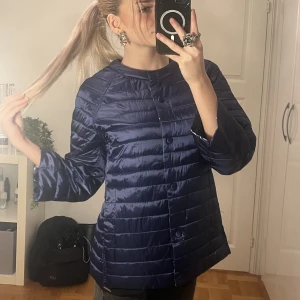 Jacka - Säljer denna blå jacka som går att vända ut och in för blommigt mönster ❤️ märket är okänt men den är i super skick!! Storlek S💓 klicka gärna på köp nu 