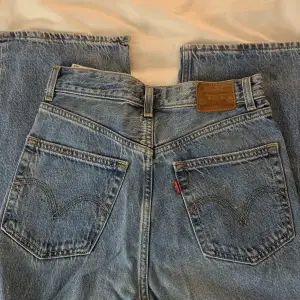Mellanblåa Levi’s jeans i modellen High Loose, fint skick! 🤍oversized look, passar även 25 i midja ✨GRATIS FRAKT FÖRSVINNER PÅ LÖRDAG