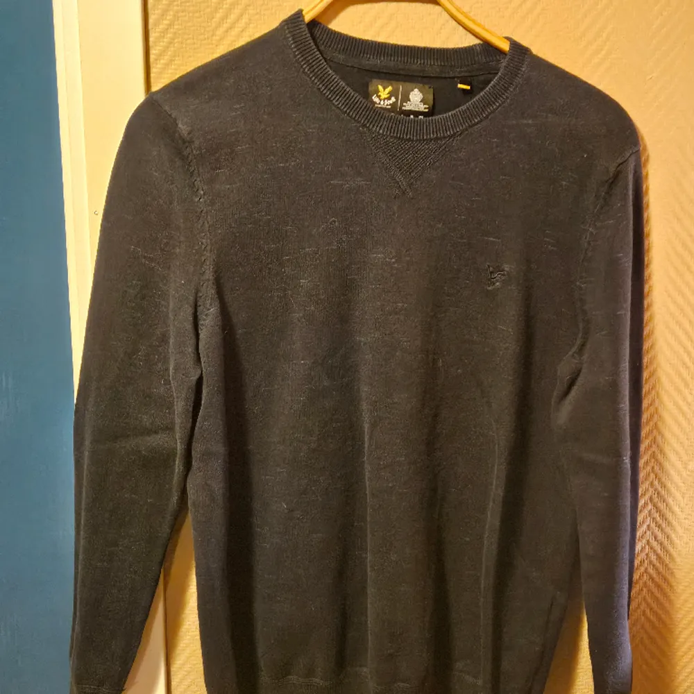 Marinblå collage tröja ifrån lyle&scott. Fint skick. 200 kr + frakt. Hupparit & Collegepaidat.