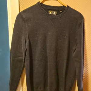 Matinblå collage tröja - Marinblå collage tröja ifrån lyle&scott. Fint skick. 200 kr + frakt