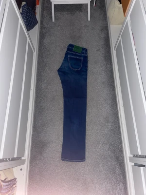 Jacob Cohen jeans - Jacob Cohen jeans i style 622 i toppskick, jeansen är knappt använda och sköna till vintern. Säljer dom för 1399! Kom med frågor eller pris förslag pris kan alltid diskuteras!🕺