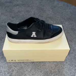 Axel arigato skor  - Ett par arigatos i storlek 46 köpta i stockholm för 2000 kronor 