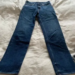 Snygga jeans i vintage-stil och är knappt använda! Är i mycket bra skick!🙌🏻 Högmidjade och raka ben som påminner om bootcut! Storleken är 27.❤️ Hör av er vid frågor!