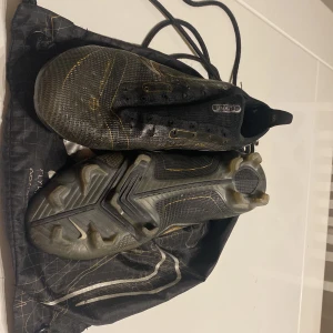 Fotbollskor  - Säljer mina bästa fotbollskor som tyvärr blivit för små. Den är utav elit version  Använda runt 4månader  