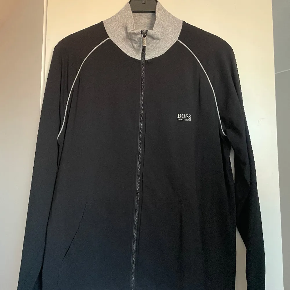 Hugo Boss Zip up tröja som jag nästintill aldrig använt.  Storleken är L men passformen är riktigt bra men kan eventuellt vara lite lång beroende på ens egen preferens! Nypris: 539kr . Tröjor & Koftor.