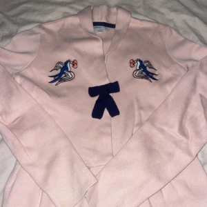 Kofta - Kofta från mywear Young storlek 158/164. Den har fåglar på båda sidorna vid bröstet. 