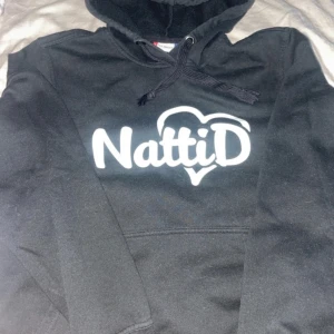 NattiD  - Natti D hoddi köpt på Heyou. Storlek M passar även dom som har mindre storlek jag hade sagt att de va en storlek XS/S inte en M. 