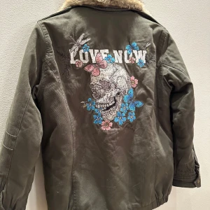 Jacka Z&V - Jacka i militärgrönt med avtagbar pälskrage