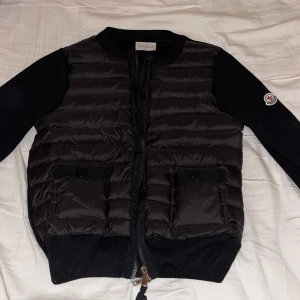Moncler Cardigan  - Säljer denna fina Moncler Cardigan då jag redan har en som sitter lite bättre, köpte den från en annan plickare men har aldrig använts! Inga defekter alls. Storlek Xs men passar även de som brukar ha S💞