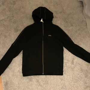 Hugo Boos hoodie - Säljer denna riktigt feta hugo boss hoodie som är köpt för 1800kr. Skicket är 9/10. Ingen märken eller skador och en allmänt skön hoodie. Säljer den för 800kr men är redo att gå ner i pris vid en snabb affär. Hör av er för frågor.
