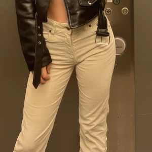 Lois Manchester byxor  - Manchester byxor från lois, knappt använda säljer för att dem tyvärr är för små, ljus beig/off wite.  Står stl 25 i byxorna men skulle säga XS/32  Jag är 167 och byxorna går till anklarna på mig 😊 Orginal pris: 1200 kr  Säljer för: 700 + frakt  