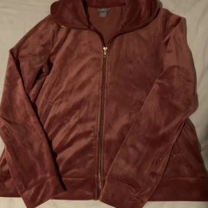 Plyschtröja med krage - Skön rosa tröja i plysch från Lindex med dragkedja i bra skick. Uppskattad storlek 38/40