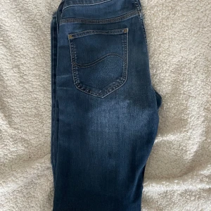 Vintage lee jeans - Vintage Lee jeans i storlek 31/34 i modellen Darren. Miniboot och midwaist men ligger väldigt fint. Lite för basic för min smak. Midja 45 och innerbenslängd 86