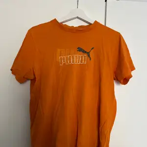 Orange t-shirt  från puma säljes pga för liten för mig