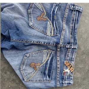 Vintage lågmidjade jeans midjemått 37 rakt över och innerbenslängd 75 cm💗kan ej visa hur de sitter på då de inte passar 