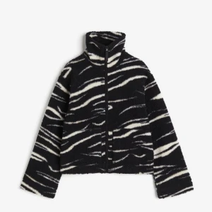 H&M Teddy jacka zebra  - Säljer denna jätte fina Teddy jacka ifrån HM. Storlek XS ❤️ Nyskick använd typ 3 gånger. Slutsåld på hemsidan och i typ alla butiker i Stockholm. Super trendig och efterfrågat plagg 🫶🏻❤️