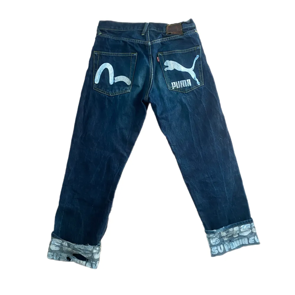 super feta jeans från evisu x puma, finns några defekter längst ner på byxorna (se bild 3). Vill du ha mer bilder så säg till 🤩. Jeans & Byxor.