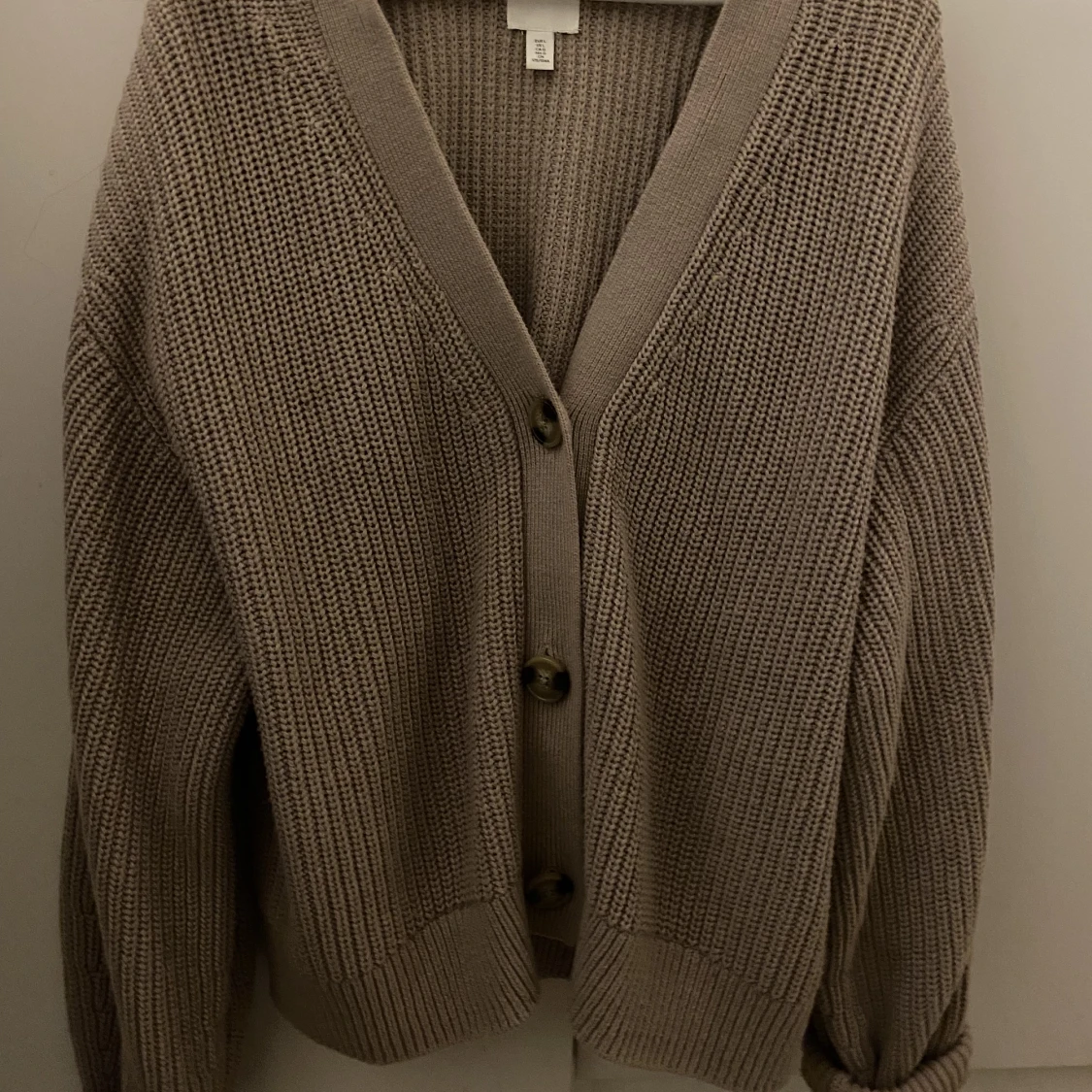 Stickad kofta med knappar