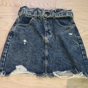jeans kjol - säljer då den inte kommer till användning. använt 1 gång. 