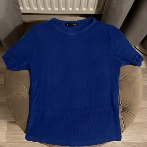 Blå tajt ribbad topp - Mörkblå tajt ribbad topp,färgen är inte riktigt densamma i verkligheten  som på bilden,den är mer mörk mörkblå,vet inte märket, har använt fåtal gånger,stl är s
