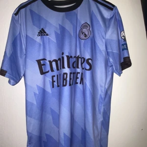 Real madrid tröja - Säljer en real madrid tröja i gott sick😊.