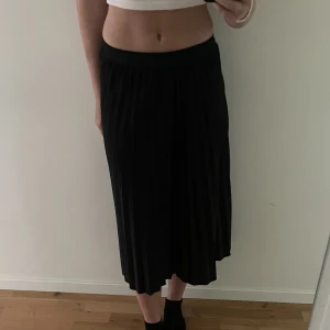 Svart långkjol - Svart långkjol köpt på shein. Det framgår inte i första bilden men materialet är lite glittrigt (se bild 2) kommer ej till användning längre.