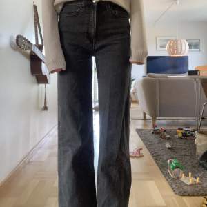 Ett par stretchiga gråa jeans, sköna, säljs för de är för korta för mig tyvärr. Modell: wide leg