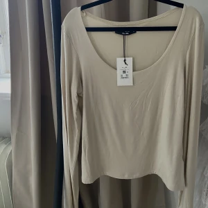 second skin tröja - basic tröja från bikbok, storlek XL men ganska liten i storleken. endast testad