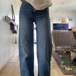 Ett par blåa jeans i rak/wide modell, säljs pga att de är för små för mig. De är i fint skick. Nypris är 300kr