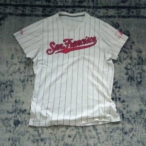 San Francisco t-shirt  - San Francisco t-shirt. Vit med röd text. 