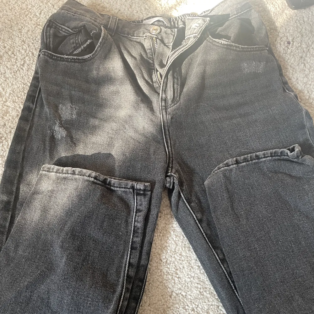 Svarta wide jeans för barn Knapp använda Tvättas innan skick. Jeans & Byxor.
