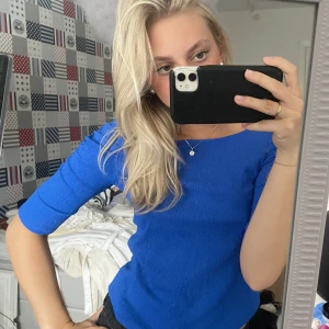 Topp - Topp från Lindex i en magisk blå färg! Fin nu till sommaren. Aldrig använd 