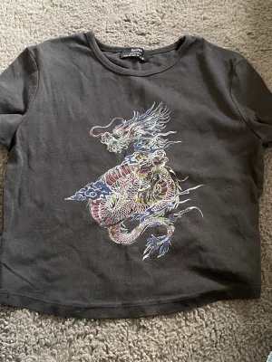 Magtopp  - Fin grå magtopp med drak tryck. Srlk: M! Knappt använd utav mig💕