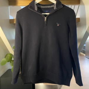 Gant zip tröja  - Säljer en marinblå gant zip tröja i storlek 158/164 . Säljes pga för liten. 300:-