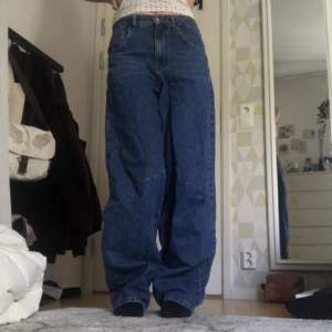 Jeans från Urban outfitters köpta för 650! De är justerbara i midjan och för referens är jag 174 och bär vanligtvis M i byxor 🫶
