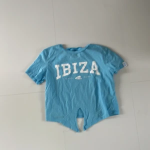 T-shorts Sthlm stil - Denna tröja är super fin i färgen och inte andvönd en ända gång.