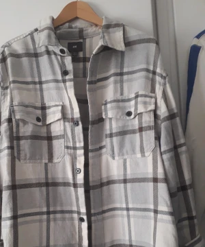 Overshirt - Skjorta från hm fint skick . Ofodrad